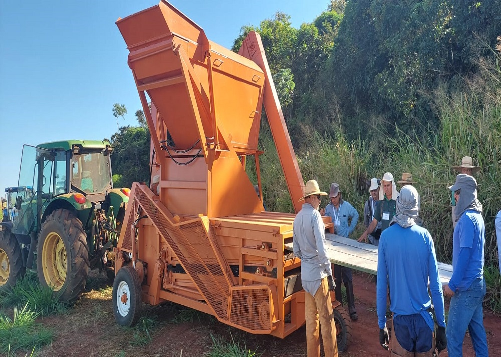 Técnicos da Embrapa recebem capacitação em colheita de sementes de forrageiras por varredura