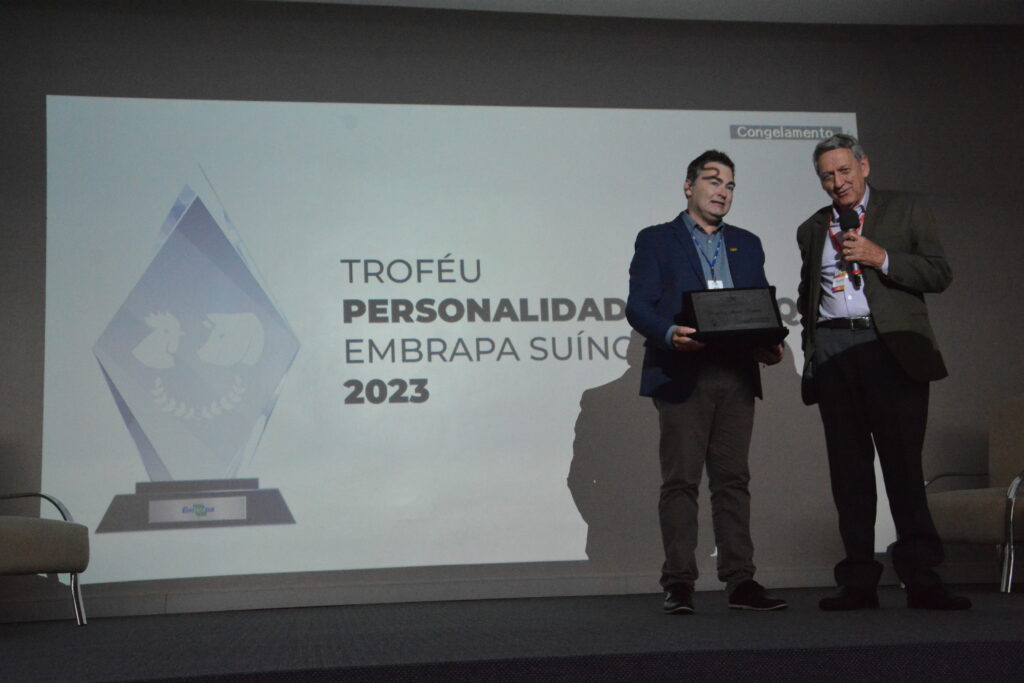 Embrapa homenageia Personalidades Destaque da Suinocultura e da Avicultura