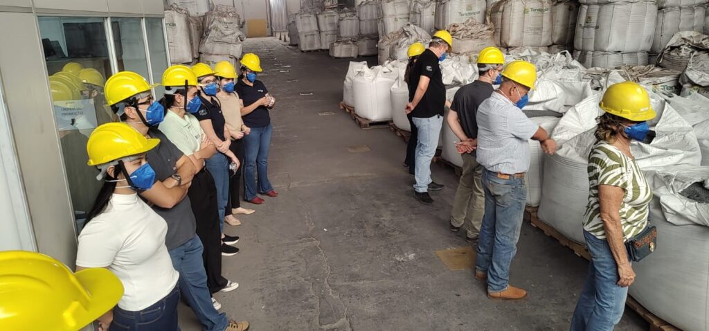 Pesquisadores conhecem fábrica de beneficiamento de sementes