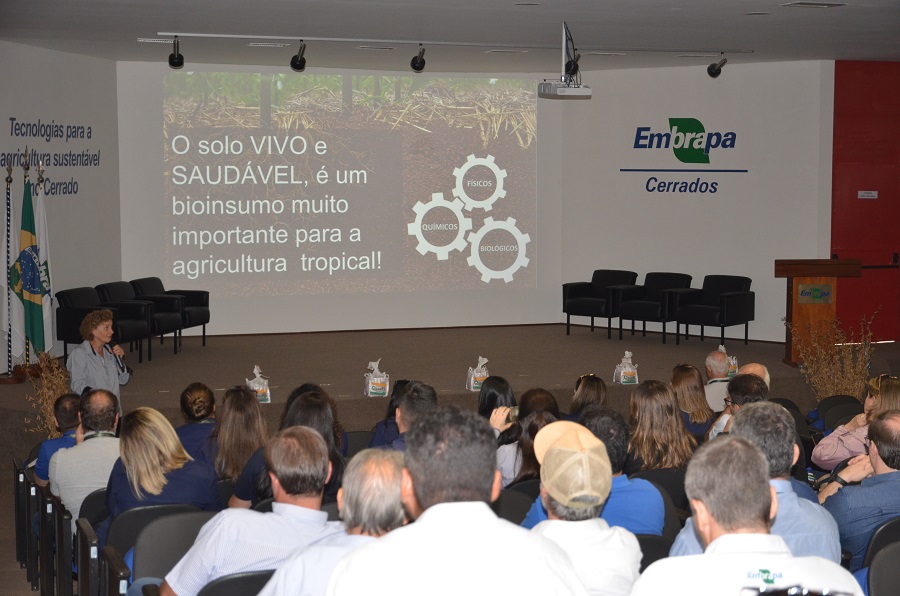 Embrapa Cerrados mostra tecnologias sustentáveis a participantes de evento sobre Non-GMO