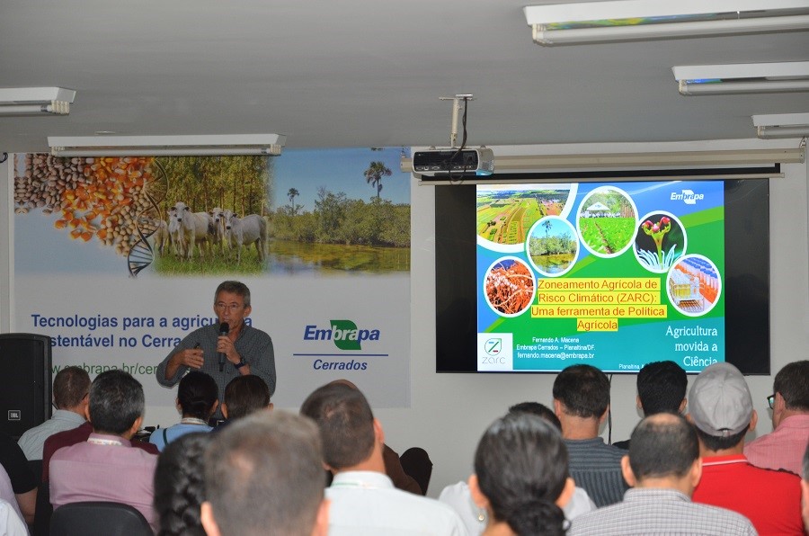 Participantes de congresso internacional sobre seguro rural conhecem tecnologias da Embrapa Cerrados
